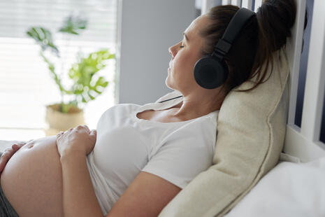 Tomatis Geburtsvorbereitung fördert das Wohlbefinden Ihres Kindes im Mutterleib und hat positive Auswirkungen auf die Kindesentwicklung nach Entbindung - Tomatis Therapie bei audiopartio.de
